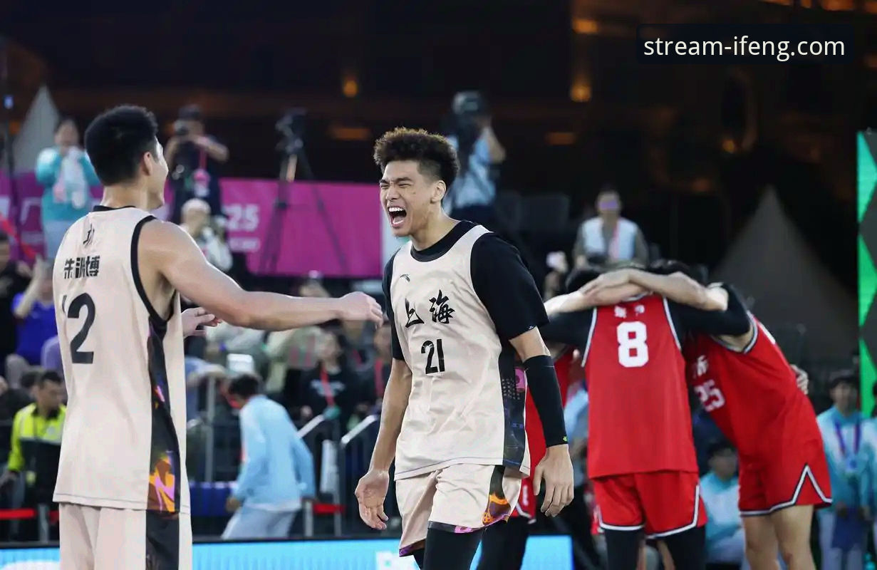 体育直播平台哪个好 上海男篮12连胜背后:团队篮球的胜利与凤凰体育高清直播的沉浸式体验